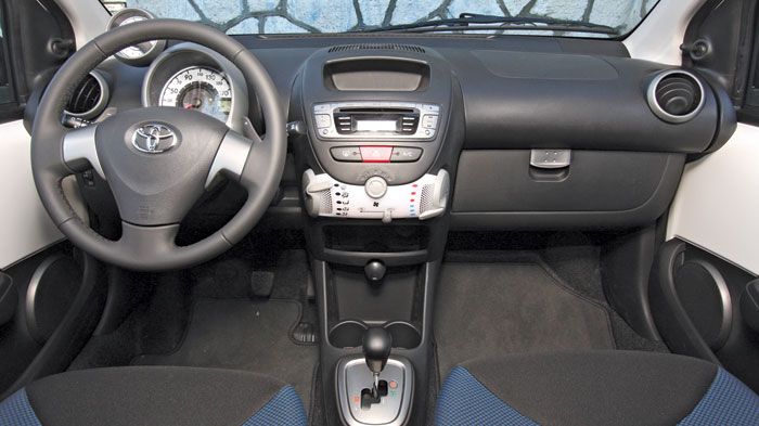 Το Aygo ξεχωρίζει με τη μινιμαλίστικη σχεδίαση του εσωτερικού, αλλά και για την πληθώρα θέσεων για μικροαντικείμενα. Το Aygo ξεχωρίζει με τη μινιμαλίστικη σχεδίαση του εσωτερικού, αλλά και για την πληθώρα θέσεων για μικροαντικείμενα.