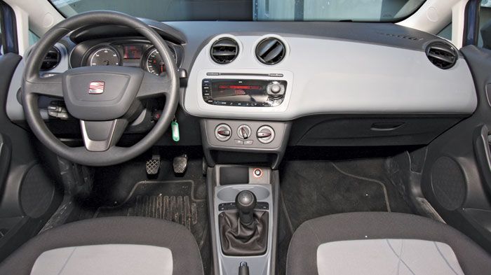 Τo ταμπλό του Seat Ibiza διαθέτει λιτή εικόνα και σχεδίαση, η ποιότητα κατασκευής παραμένει σε καλά επίπεδα.