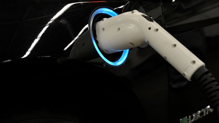 Η μπαταρία ιόντων λιθίου που παρέχει την απαιτούμενη ενέργεια κίνησης, προσφέρει έως και 160 χλμ. αυτονομίας με μια φόρτιση 3-4 ωρών.  Η μπαταρία ιόντων λιθίου που παρέχει την απαιτούμενη ενέργεια κίνησης, προσφέρει έως και 160 χλμ. αυτονομίας με μια φόρτιση 3-4 ωρών.