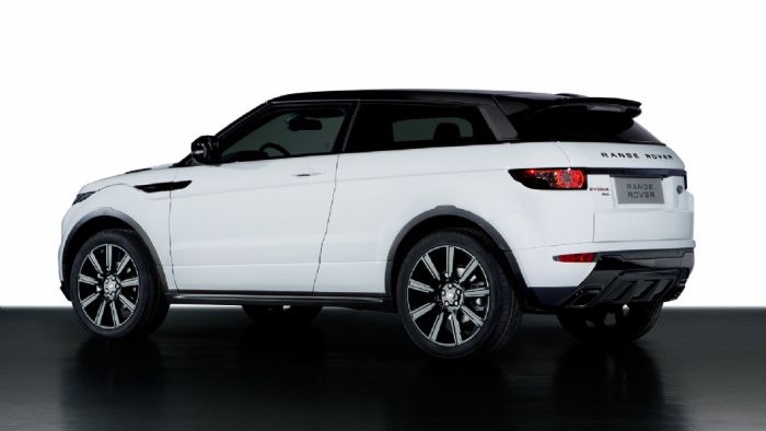 Αν και οι διαστάσεις του Range Rover Sport Coupe (στη φωτό το Evoque) θα το φέρνουν πιο κοντά στις BMW X4 και Mercedes GLC Coupe, ωστόσο ο εξοπλισμός και η τιμή του θα πλησιάζουν τις μεγαλύτερες X6 και GLE Coupe.