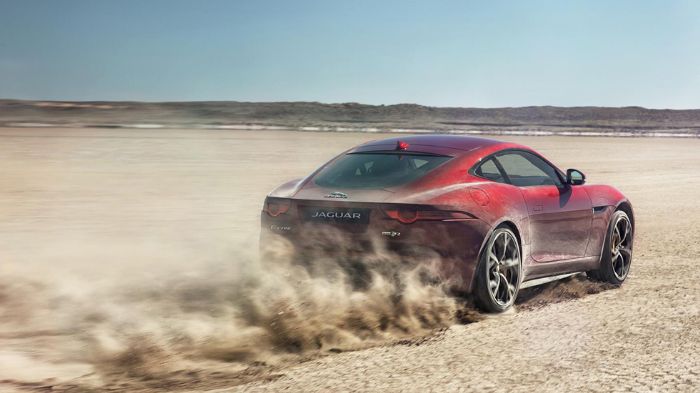 Η AWD F-Type R Coupe, χρειάζεται 4,0 δλ. για το 0-100 χλμ., γεγονός που την καθιστά γρηγορότερη κατά 0,2 δλ. στην εν λόγω δοκιμασία, σε σχέση πάντα με την πισωκίνητη εκδοχή της.