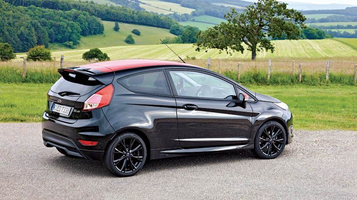 Η ανάρτηση των Ford Fiesta Red  και Ford Fiesta Black Edition έχει χαμηλώσει κατά 10 χλστ., ενώ είναι σκληρότερη κατά 12% μπροστά και κατά 6% πίσω