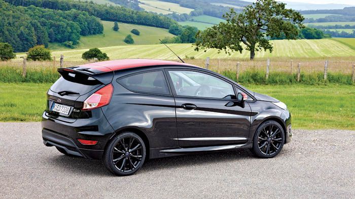 Η ανάρτηση των Ford Fiesta Red  και Ford Fiesta Black Edition έχει χαμηλώσει κατά 10 χλστ., ενώ είναι σκληρότερη κατά 12% μπροστά και κατά 6% πίσω