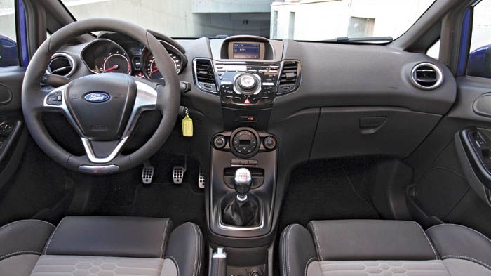 Σπορτίφ πινελιές σε τιμόνι, πεντάλ και επιλογέα ταχυτήτων για το εσωτερικό του νέου Fiesta ST.	