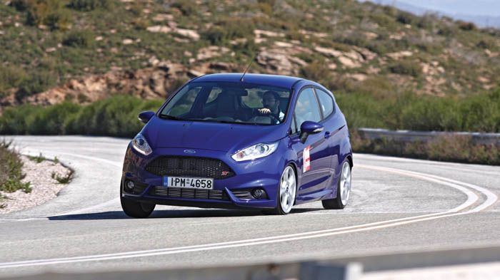 Το Ford Fiesta ST είναι ένα εντυπωσιακό αυτοκίνητο που σε ερεθίζει με την οδική του συμπεριφορά και τις εκρηκτικές επιδόσεις του. 