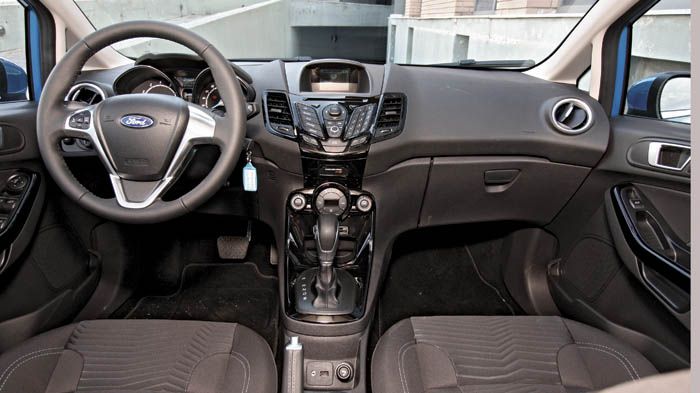 Μοντέρνo σχεδιαστικά και αρκετά ποιοτικό το εσωτερικό του Ford Fiesta, το οποίο συνηθίζεις γρήγορα όσον αφορά στην εργονομία και πρακτικότητά του.
