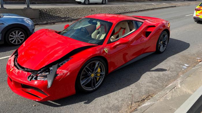 Αγόρασε Ferrari και την τράκαρε μετά από 3,2 χλμ. 