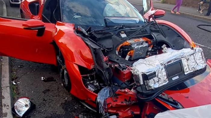 Οδηγός Ferrari τράκαρε με 5 σταθμευμένα και το έβαλε στα πόδια 