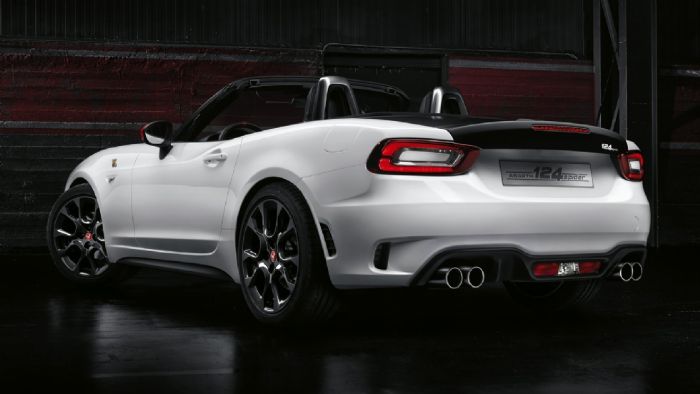 Το Abarth 124 Spider έχει σχέση βάρους προς ισχύ, της τάξης των 6,2 κιλών/ίππο -την καλύτερη της κατηγορίας του- ενώ προσφέρει 124 ίππους/λίτρο.