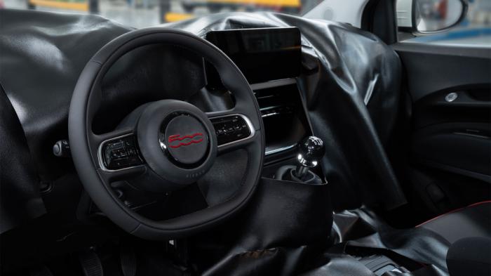 Ο εσωτερικός διάκοσμος του νέου 500 Hybrid έρχεται αυτούσιος από το ηλεκτρικό Fiat 500e με μόνη διαφορά το λεβιέ του χειροκίνητο κιβωτίου 6 σχέσεων. Ο εσωτερικός διάκοσμος του νέου 500 Hybrid έρχεται αυτούσιος από το ηλεκτρικό Fiat 500e με μόνη διαφορά το λεβιέ του χειροκίνητο κιβωτίου 6 σχέσεων.