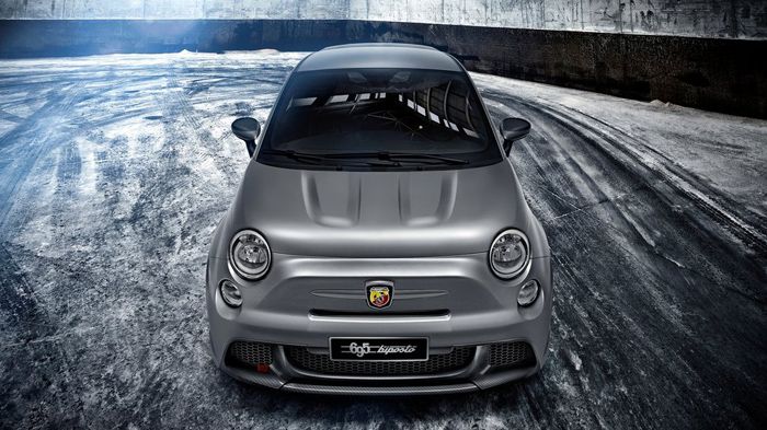 Με 190 ίππους και λόγο βάρους/ισχύος 5,2, το Abarth 695 biposto χρειάζεται 5,9 δλ. για να πραγματοποιήσει το 0-100 χλμ./ώρα.