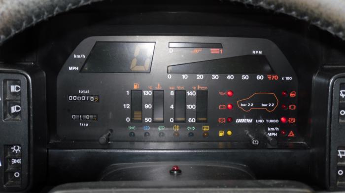 Στο Fiat Uno Turbo υπήρχε επιλογή ψηφιακού πίνακα οργάνων, σπάνιο χαρακτηριστικό για την εποχή, που θύμιζε τον ΚΙΤΤ.