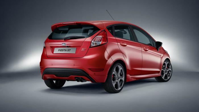 Κάτω από το καπό του 5θυρου Fiesta ST βρίσκεται ο 1.600άρης turbo κινητήρας απόδοσης 182 ίππων με 240 Nm ροπής (290 Nm με overboost). 