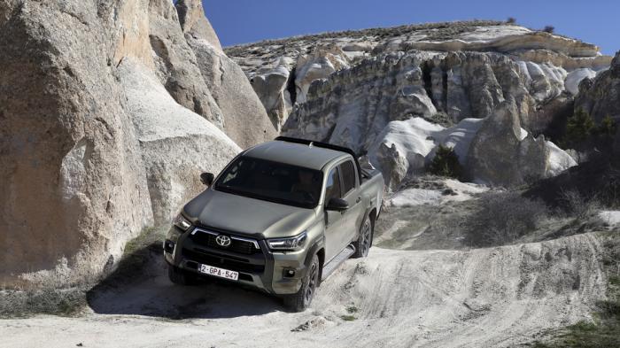 To Hilux είναι το πρώτο ήπια υβριδικό Toyota. Έχει χτίσει την φήμη του με την αξιοπιστία και τις εκτός δυνατότητες αφού δεν υπάρχει διαδρομή που δεν μπορεί να πάει. Ακόμη και αν δεν υπάρχει δρόμος, το