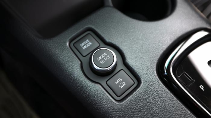 Το Hilux Hybrid 48V είναι το πρώτο Hilux που διαθέτει το σύστημα Multi-Terrain Select με έξι ρυθμίσεις Sand, Mud, Rock, Dirt, Snow και Auto.