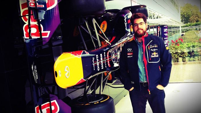 O Αγγελος Τσιαπάρας, φοιτητής του τμήματος Μηχανολόγων Μηχανικών του ΕΜΠ, δοκιμάζεται τη φετινή χρονιά στην ομάδα της Red Bull στον τομέα του σχεδιασμού τμημάτων της ανάρτησης και των χειριστηρίων του