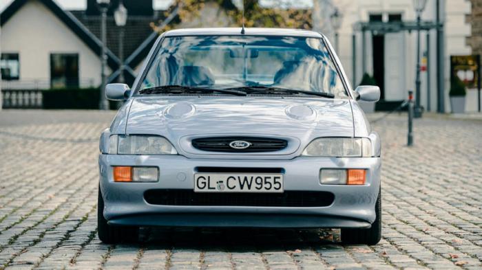 Το καπό του συγκκριμένου Ford Escort RS Cosworth είναι παρόμοιο με του Escort που παράχθηκε το 1994. Το καπό του συγκκριμένου Ford Escort RS Cosworth είναι παρόμοιο με του Escort που παράχθηκε το 1994.