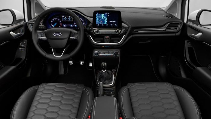 Σημαντική αναβάθμιση έχουμε στο εσωτερικό του νέου Fiesta, εκεί όπου η Ford επενδύει σε καθαρές, εργονομικές γραμμές, που προβάλουν παράλληλα τον high-tech χαρακτήρα του μοντέλου.	