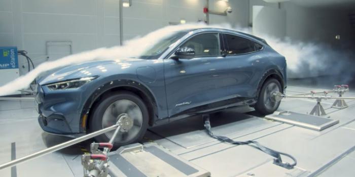 Στις αεροδυναμικές μοντέλα όπως η Ford Mustang Mach-E εξελίσσονται-δοκιμάζονται με την προσομοίωση πραγματικών συνθηκών οδήγησης. Στις αεροδυναμικές μοντέλα όπως η Ford Mustang Mach-E εξελίσσονται-δοκιμάζονται με την προσομοίωση πραγματικών συνθηκών οδήγησης.