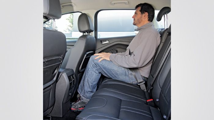 Περισσότερο χώρο για το γόνατα των πίσω επιβατών στο νέο Ford Kuga εξασφάλισε η αύξηση του μήκους του αυτοκινήτου κατά 81 χλστ.