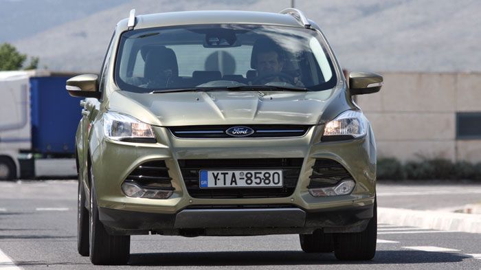 Το μπροστινό μέρος του Ford Kuga παραπέμπει σε αυτό του Focus. Τα νεύρα στο καπό ενισχύουν την crossover διάστασή του.