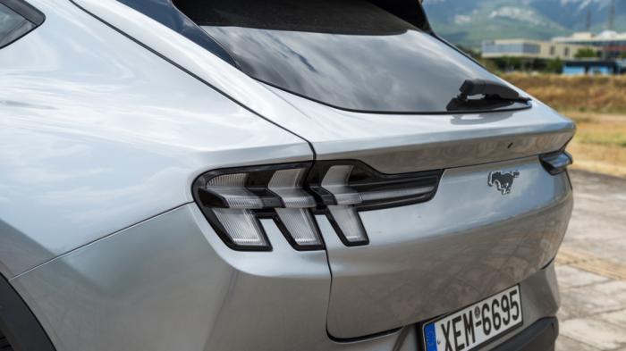 Η ηλεκτρική Mustang Mach-E μπορεί να είναι ένα εντυπωσιακό κουπέ crossover, ωστόσο σχεδιαστικά η σύνδεση με τη θρυλική Mustang είναι εμφανέστατη. Η ηλεκτρική Mustang Mach-E μπορεί να είναι ένα εντυπωσιακό κουπέ crossover, ωστόσο σχεδιαστικά η σύνδεση με τη θρυλική Mustang είναι εμφανέστατη.