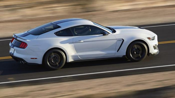 Στον στάνταρ εξοπλισμό της Shelby GT350 Mustang έχει τοποθετηθεί διαφορικό περιορισμένης ολίσθησης, ενώ προαιρετικά το εν λόγω μοντέλο μπορεί να πατήσει σε 19άρες ζάντες αλουμινίου.
