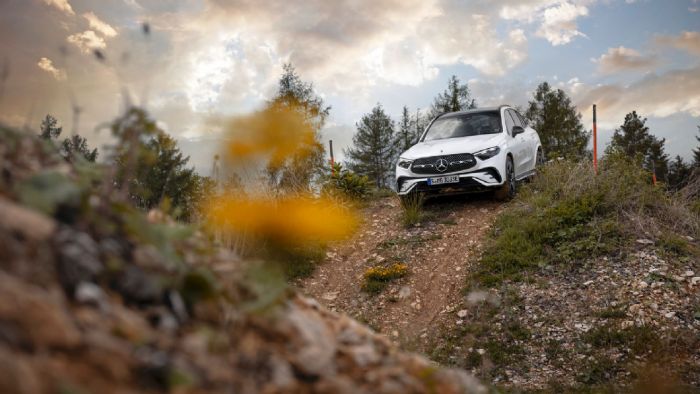 Mercedes GLC: Με... διαφανές καπό για να βλέπεις πού «πατάς» 