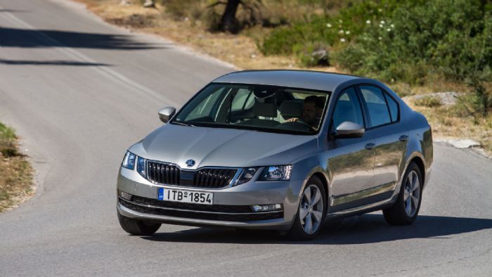 Στην ανανεωμένη Skoda Octavia, η ρύθμιση της ανάρτησης αποτρέπει το αμάξωμα από το να γείρει αισθητά, χωρίς θυσίες στην άνεση.