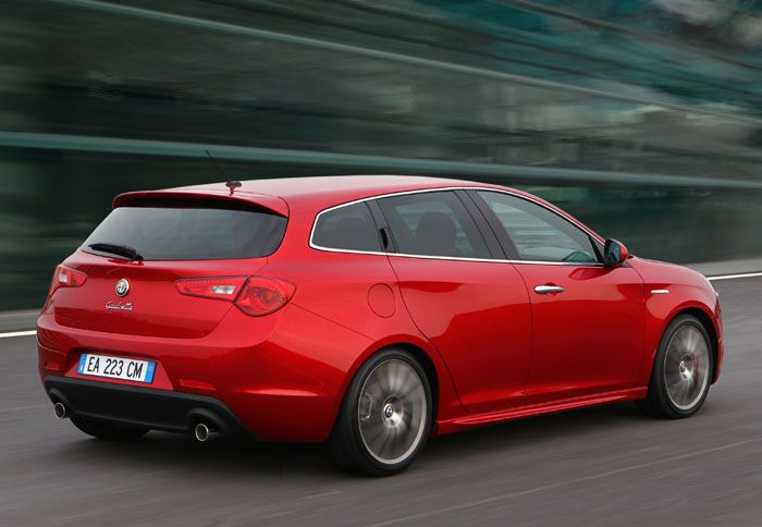 Η νέα Giulietta Sportwagon από το 2013 θα αποτελέσει την πιο πρακτική έκδοση της μικρομεσαίας Alfa Romeo (κατασκοπευτική εικόνα). 