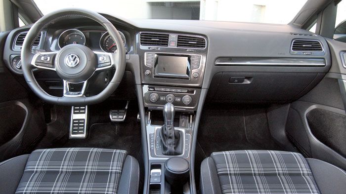 Περισσότερο μουντό από ό,τι στο GTI, αλλά με την ίδια υψηλή ποιότητα κατασκευής είναι το εσωτερικό του VW Golf GTD.	