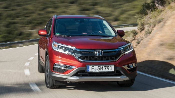 Οδηγώντας το ανανεωμένο CR-V στους δρόμους της Βαρκελώνης μείναμε ευχαριστημένοι από την ηχομόνωση, την αίσθηση του τιμονιού, τη λειτουργία της ανάρτησης και τη συμπεριφορά του στις στροφές.