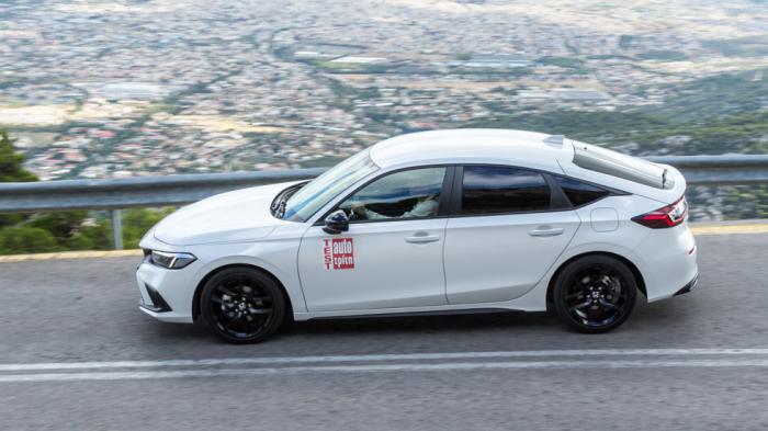 Το Honda Civic διαθέτει προηγμένη έκδοση του υβριδικού συστήματος e:HEV με έναν 2λιτρο κινητήρα 2,0 και δύο ηλεκτρικά μοτέρ, χωρίς κιβώτιο με γρανάζια.