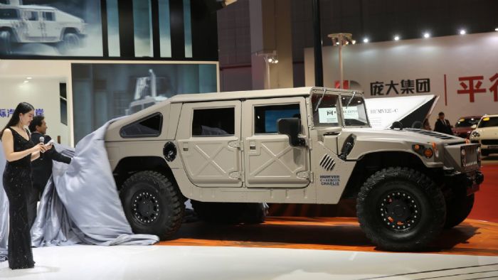 Το αυτοκίνητο έκανε ντεμπούτο στην περασμένη έκθεση στη Σαγκάη και έδειχνε σε μεγάλο βαθμό ίδιο με το κανονικό Hummer H1 που όλοι ξέρουμε. Το αυτοκίνητο έκανε ντεμπούτο στην περασμένη έκθεση στη Σαγκάη και έδειχνε σε μεγάλο βαθμό ίδιο με το κανονικό Hummer H1 που όλοι ξέρουμε.