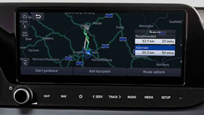 Η υπηρεσία Connected Routing δεν είναι συνδεδεμένη με το σύστημα πλοήγησης αλλά με ξεχωριστό server, για αυτό και παρέχει πιο αξιόπιστες πληροφορίες για την κίνηση στους δρόμους, άρα και πιο ακριβείς χρόνους άφιξης σε έναν προορισμό. Η υπηρεσία Connected Routing δεν είναι συνδεδεμένη με το σύστημα πλοήγησης αλλά με ξεχωριστό server, για αυτό και παρέχει πιο αξιόπιστες πληροφορίες για την κίνηση στους δρόμους, άρα και πιο ακριβείς χρόνους άφιξης σε έναν προορισμό.