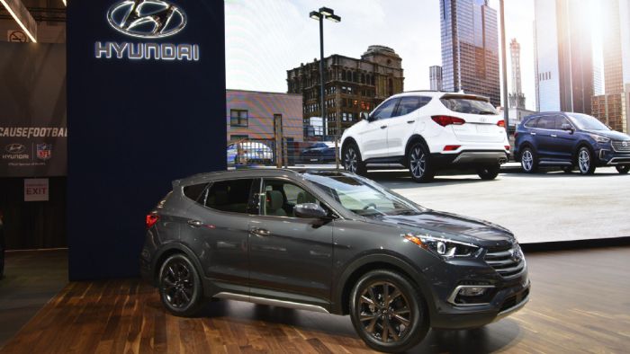 Στο περίπτερο της Hyundai στην έκθεση του Σικάγο, βρέθηκε η ανανεωμένη εκδοχή του Santa Fe, αλλά και το περισσότερο σπορ alter ego του, το τουρμπάτο Santa Fe Sport.