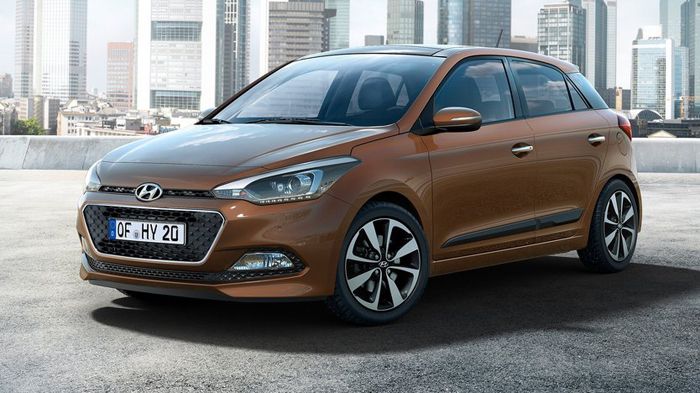 Tο νέο Hyundai i20 έχει πολλά κοινά –σχεδιαστικά- στοιχεία με το «αδελφάκι» του μίνι i10, καθώς διαθέτει την ίδια εξαγωνική μάσκα μπροστά και τα επιμήκη φανάρια, μόνο που στο i20 έχουν προστεθεί