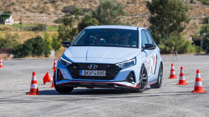 Σαρωτικό στο elk test το hot-hatch των Κορεατών (79 χλµ./ώρα), έβγαλε σε πέρας τη δοκιµασία µε ελάχιστη εµπλοκή του ESP, σχεδόν µηδενική κλίση και χωρίς καν υποψία µεταφο Σαρωτικό στο elk test το hot-hatch των Κορεατών (79 χλµ./ώρα), έβγαλε σε πέρας τη δοκιµασία µε ελάχιστη εµπλοκή του ESP, σχεδόν µηδενική κλίση και χωρίς καν υποψία µεταφο