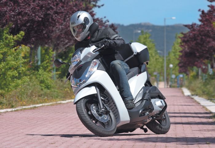 Με νορμάλ ταχύτητες, αυτό που θα τραβήξει την προσοχή του αναβάτη είναι η υψηλή ποιότητα κύλισης που προσφέρουν οι ποιοτικές αναρτήσεις.
