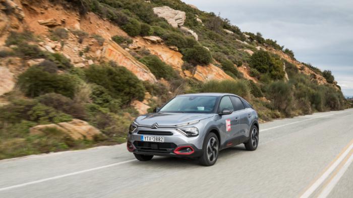 Το Citroen C4 C-Cross εναρμονίζει σε ιδανικές αναλογίες τα μυώδη χαρακτηριστικά ενός SUV με την κομψότητα και κομψή σιλουέτα ενός κουπέ μοντέλου στην κλίση της οροφής του.
Το Citroen C4 C-Cross εναρμονίζει σε ιδανικές αναλογίες τα μυώδη χαρακτηριστικά ενός SUV με την κομψότητα και κομψή σιλουέτα ενός κουπέ μοντέλου στην κλίση της οροφής του.