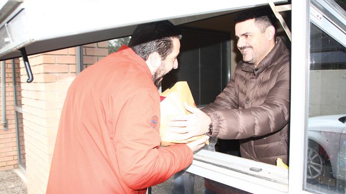 Αλφάδι η χαρτοσακούλα! Δεν είναι περιπτεράς, δεν είναι μπακάλης… Είναι ο Χρήστος, σε ρόλο χαρούμενου σιτιστή, ο οποίος με περισσή επιμέλεια από τον πάγκο του, εφοδιάζει τα «πληρώματα» με τα απαρ