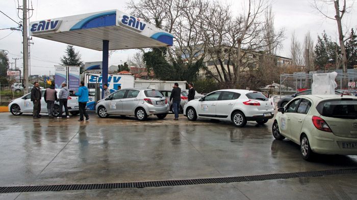 Και τα 13 αυτοκίνητα παρέλασαν από τις αντλίες για να ξεχειλίσουν τα ρεζερβουάρ τους. Χρονοβόρα διαδικασία, ιδίως στα diesel, αφού το πετρέλαιο βγάζει αφρό. Σημείο-κλειδί είναι και ο έλεγχος στις πιέσεις ελαστικών.