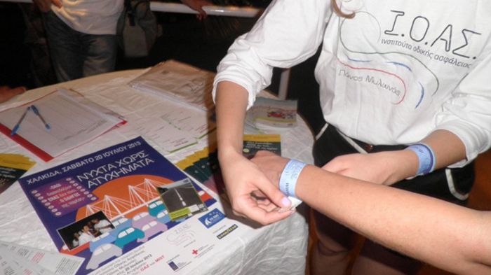 36 εθελοντές βρέθηκαν στη Χαλκίδα, κατά τη διάρκεια της εκδήλωσης «Νύχτα Χωρίς Ατυχήματα» του Ι.Ο.Α.Σ. προκειμένου να παροτρύνουν τους νέους να μην καταναλώσουν αλκοόλ.