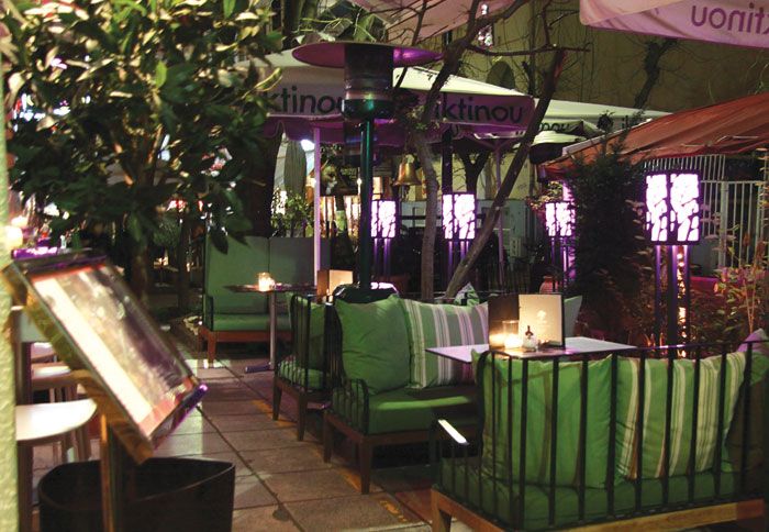 Το cafe bar Iktinou Au Trottoir θα το βρείτε στο ζωντανό πεζόδρομο της Ικτίνου στην καρδιά της Θεσσαλονίκης.