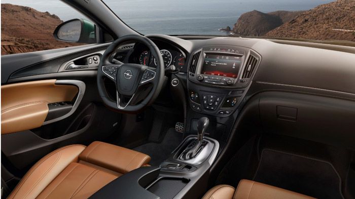 Στο εσωτερικό του ανανεωμένου Opel Insignia είναι ευδιάκριτες οι αισθητικές επεμβάσεις, με το νέο σύστημα infotainment να ξεχωρίζει.