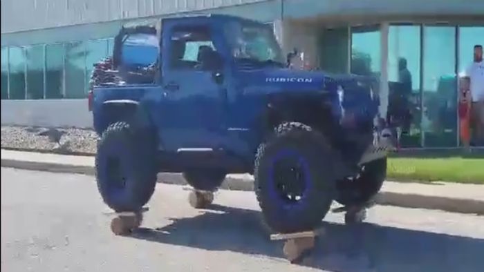 Δείτε το εκπληκτικό video με το μυώδες και βαρύ Jeep Wrangler να προσπαθεί να διατηρήσει την ισορροπία του πάνω σε τέσσερα κούτσουρα.