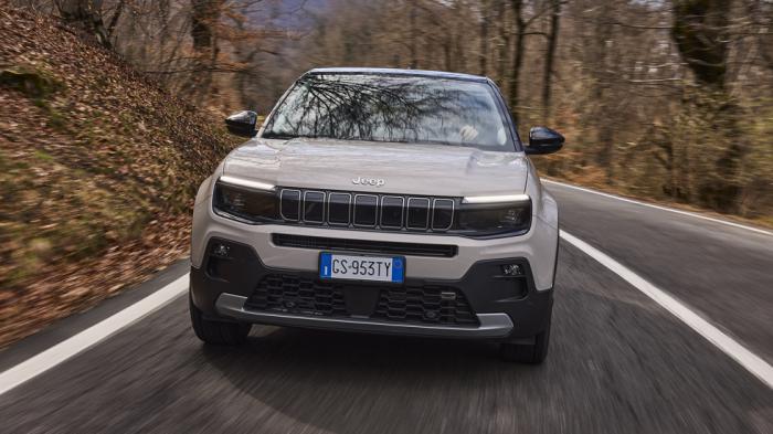 To Jeep Avenger προσφέρεται τόσο σε βενζίνη όσο και σε αμιγώς ηλεκτρική έκδοση. To Jeep Avenger προσφέρεται τόσο σε βενζίνη όσο και σε αμιγώς ηλεκτρική έκδοση.