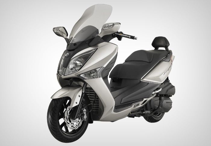 Το SYM GTS 300i ανανεώνεται για το 2012, στους τομείς της αισθητικής, της εργονομίας και των επιδόσεων.
