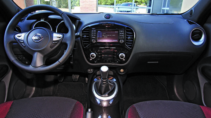 Το εσωτερικό του Nissan Juke διατηρείται ιδιαίτερο σχεδιαστικά και με προσεγμένη ποιότητα.	