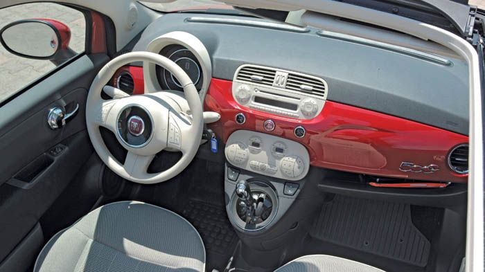 Το εσωτερικό του Fiat 500 είναι καλοφτιαγμένο και συνάδει με την ρετρο-μοντέρνα εξωτερική σχεδίασή του.
